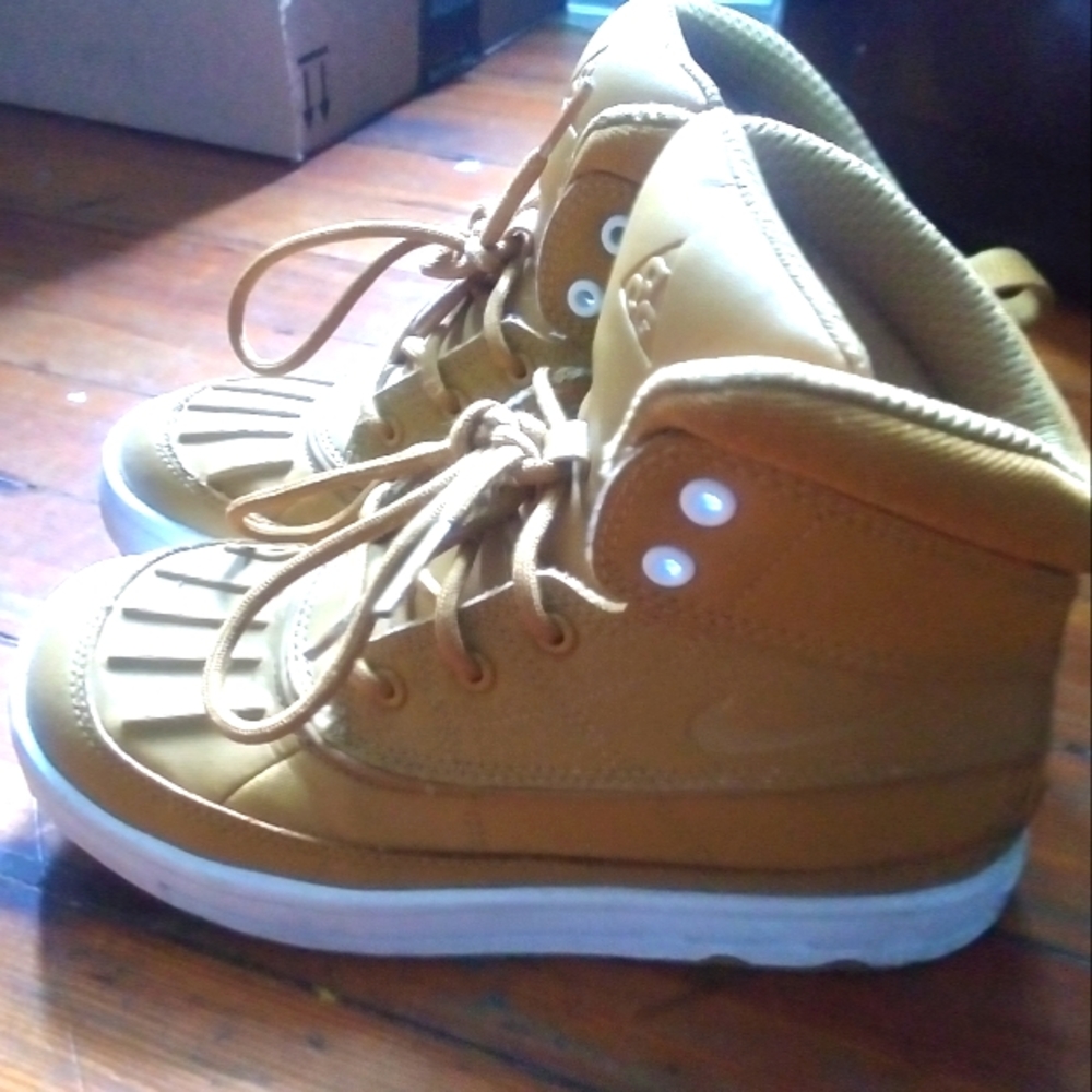 Nike ACG Youth Size 2